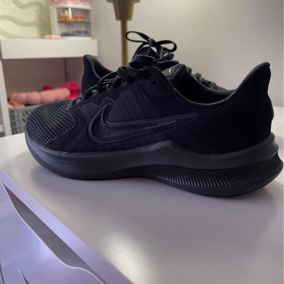 SALE!!$ NIKE size 7 women’s - Picture 2 of 5